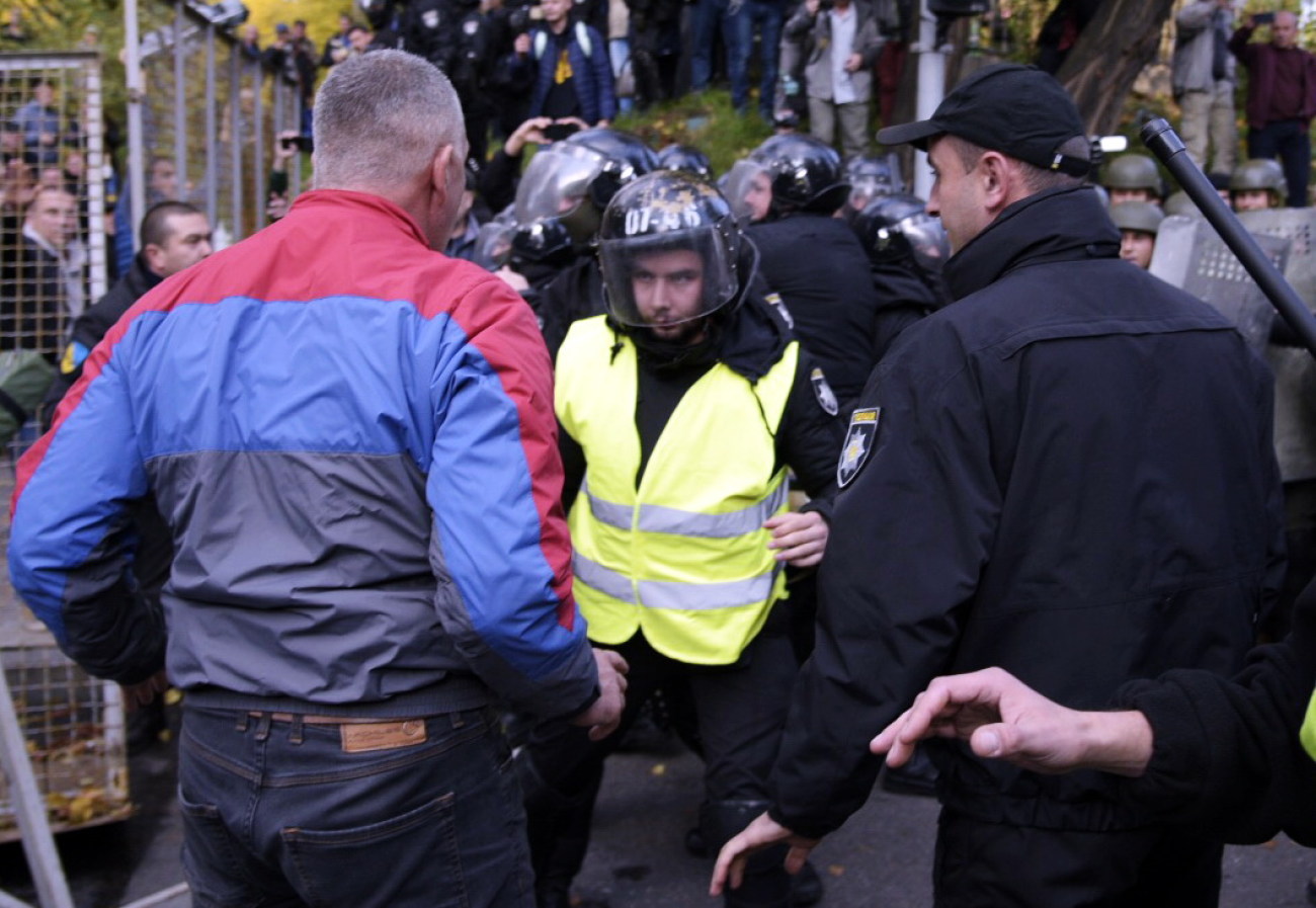 Столкновение под ВР: пострадали трое митингующих и один полицейский