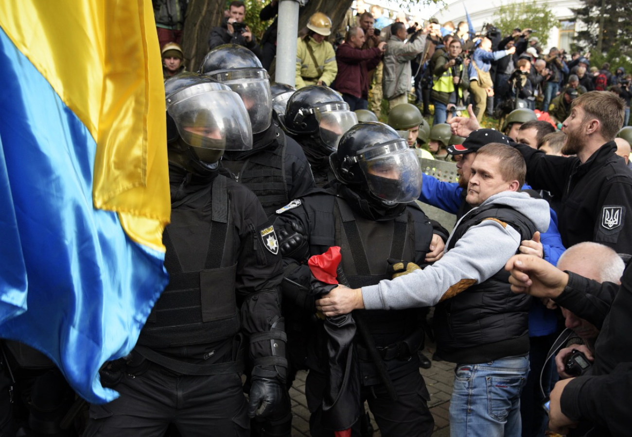 Столкновение под ВР: пострадали трое митингующих и один полицейский