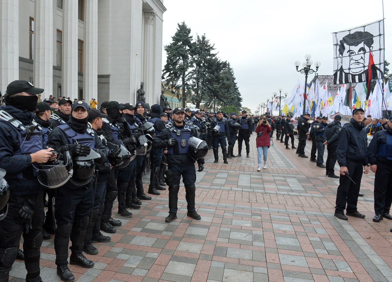 Под ВР опять заговорили о неприкосновенности: политические партии вышли на митинг