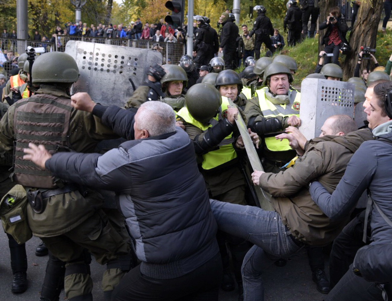 Столкновение под ВР: пострадали трое митингующих и один полицейский