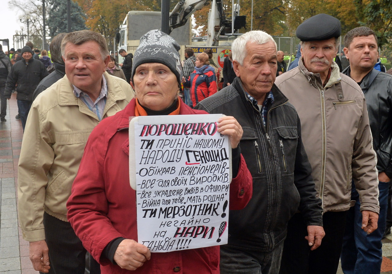 Под ВР опять заговорили о неприкосновенности: политические партии вышли на митинг