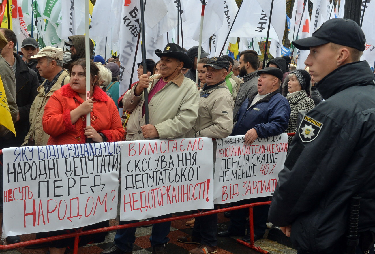 Под ВР опять заговорили о неприкосновенности: политические партии вышли на митинг