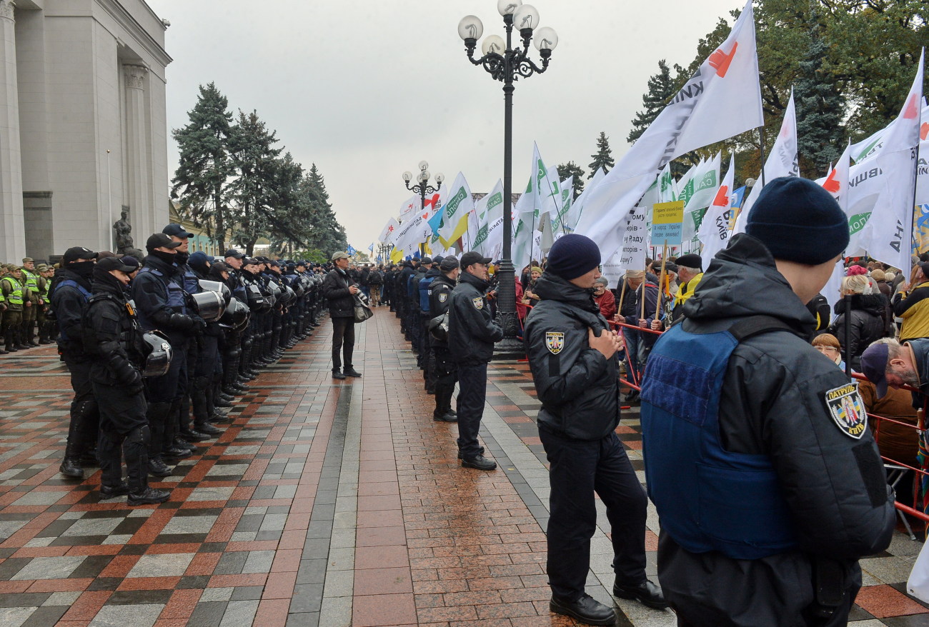 Под ВР опять заговорили о неприкосновенности: политические партии вышли на митинг