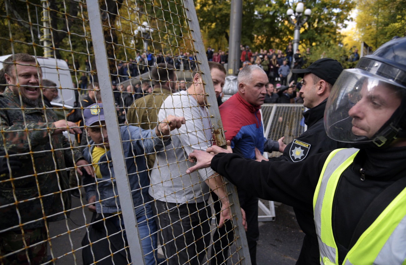 Столкновение под ВР: пострадали трое митингующих и один полицейский