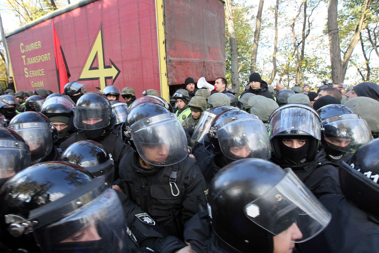 Митингующие устроили вече с потасовкой