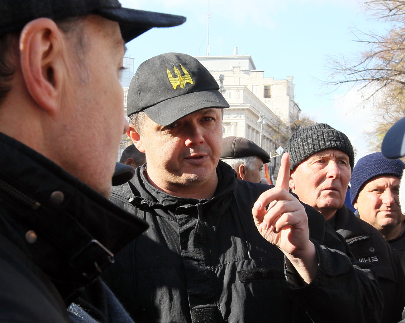 Митингующие устроили вече с потасовкой