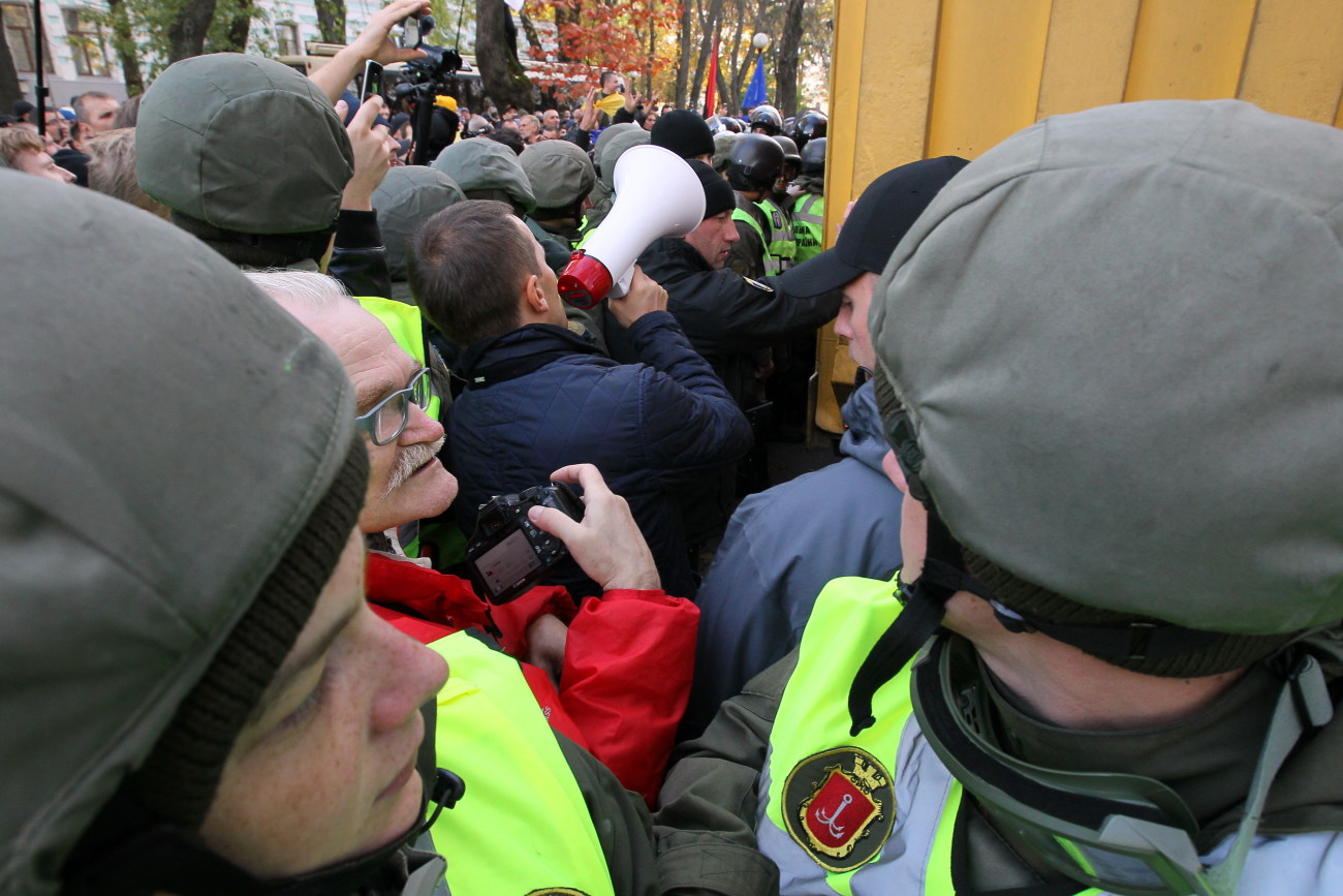 Митингующие устроили вече с потасовкой