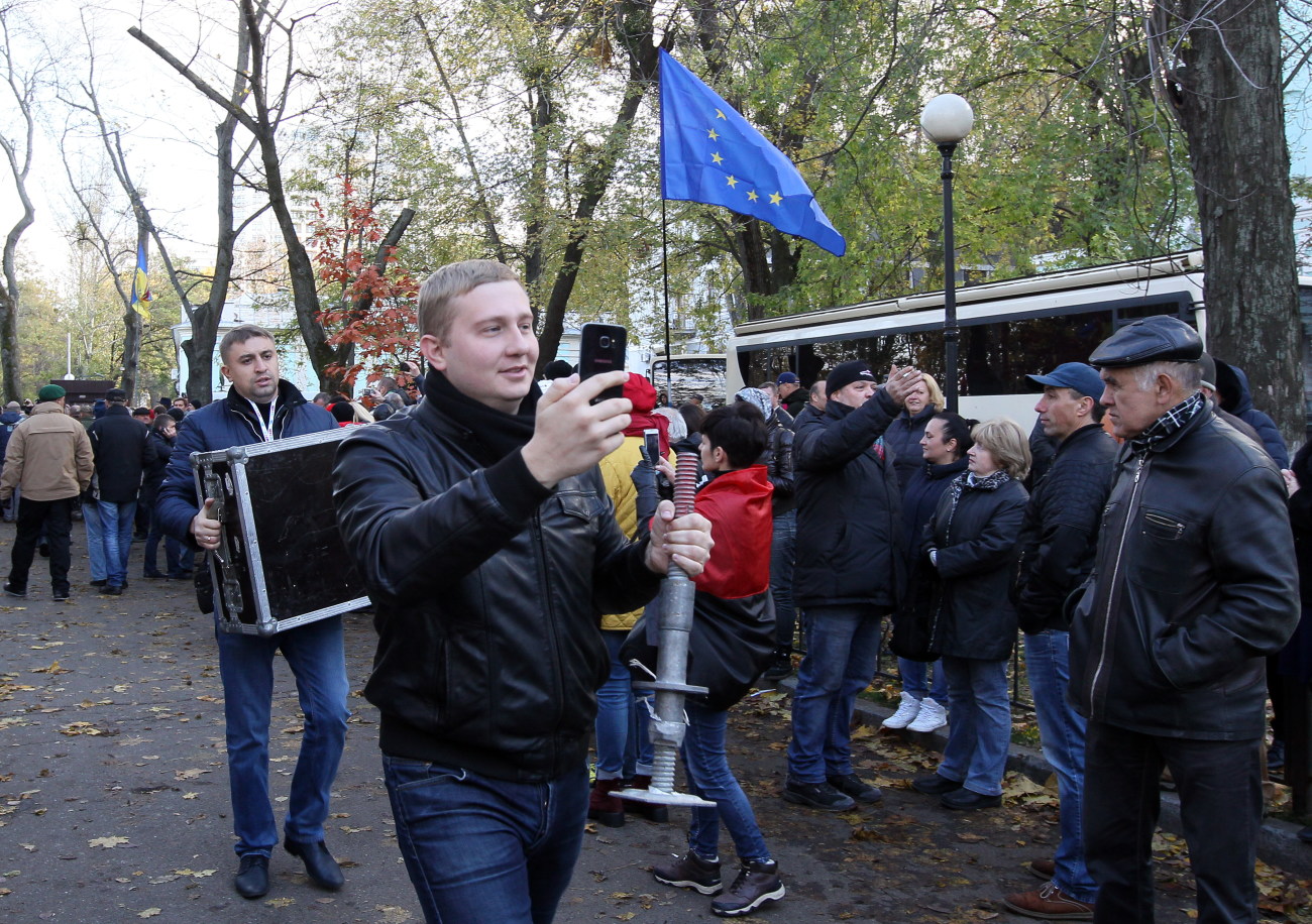 Митингующие устроили вече с потасовкой