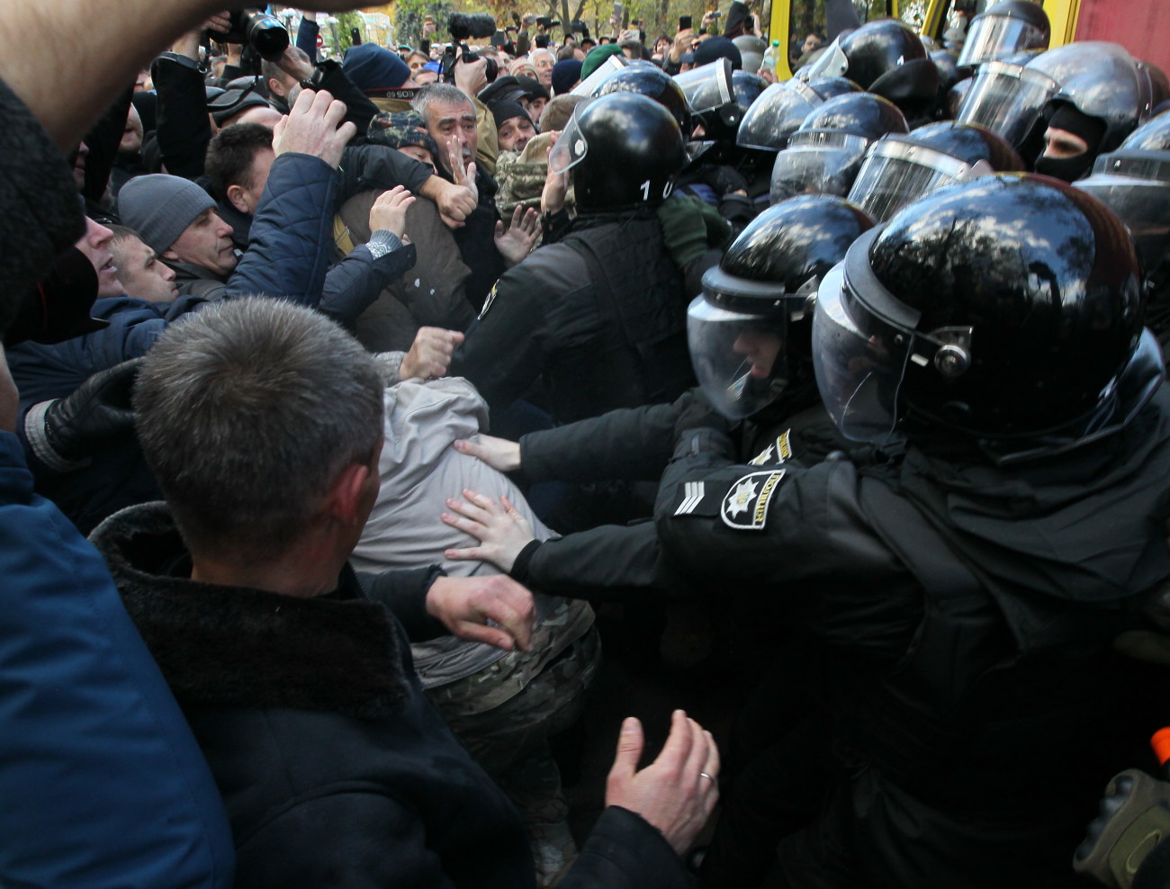 Митингующие устроили вече с потасовкой