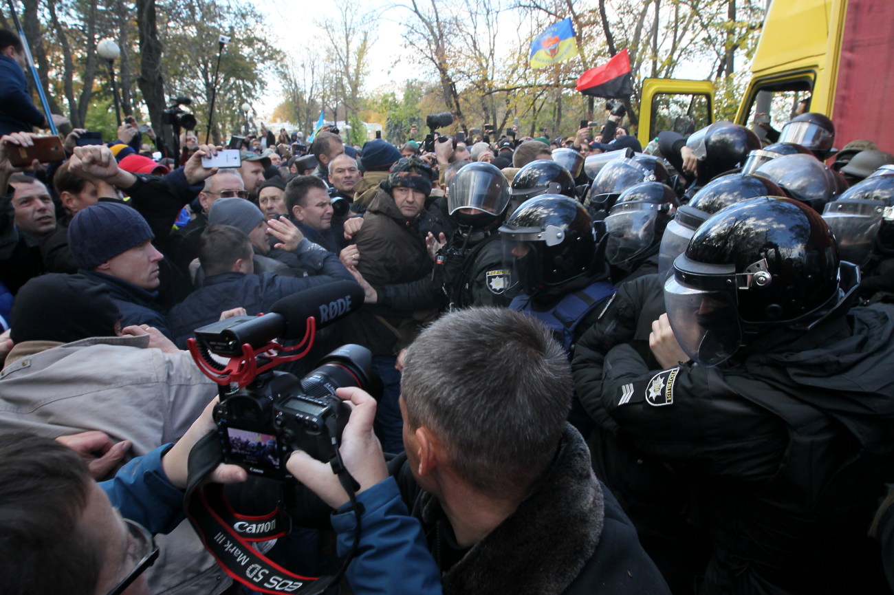 Митингующие устроили вече с потасовкой