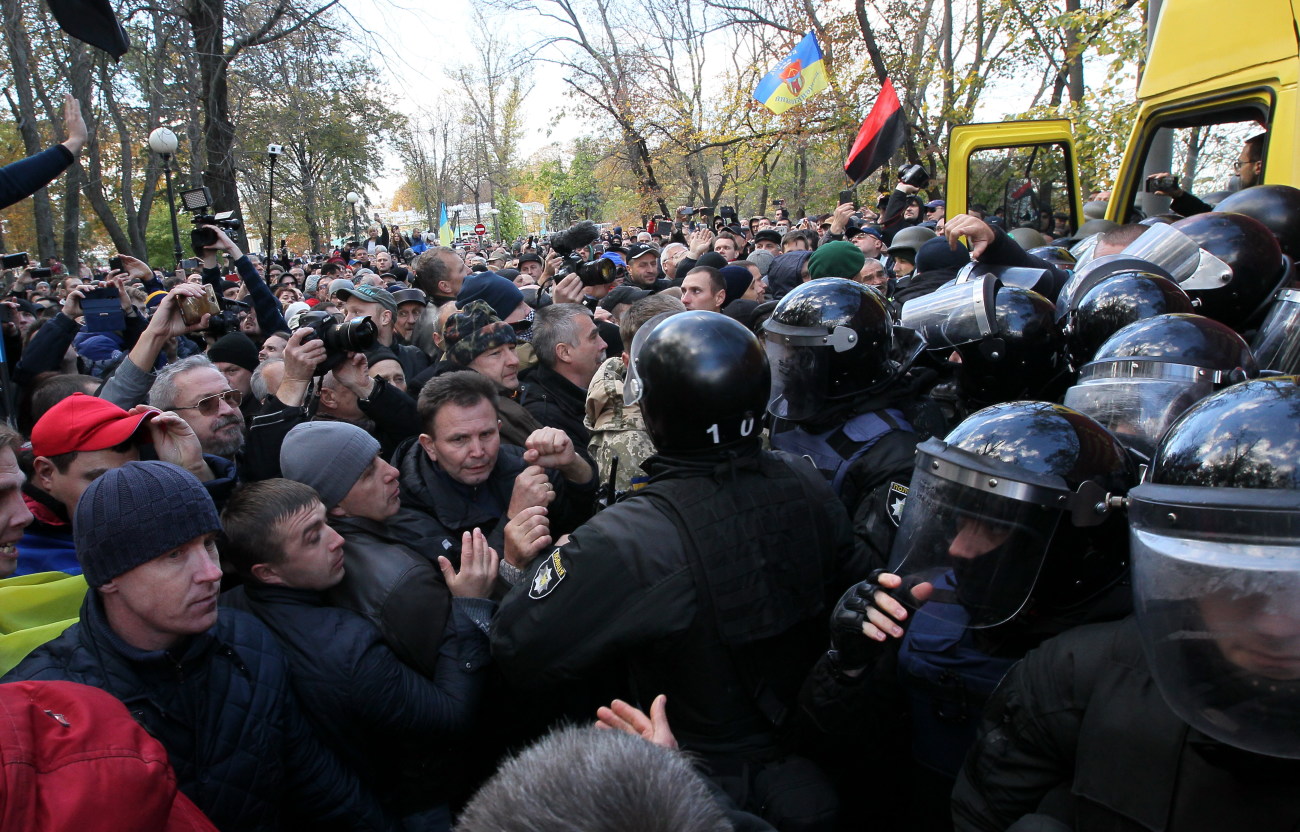 Митингующие устроили вече с потасовкой