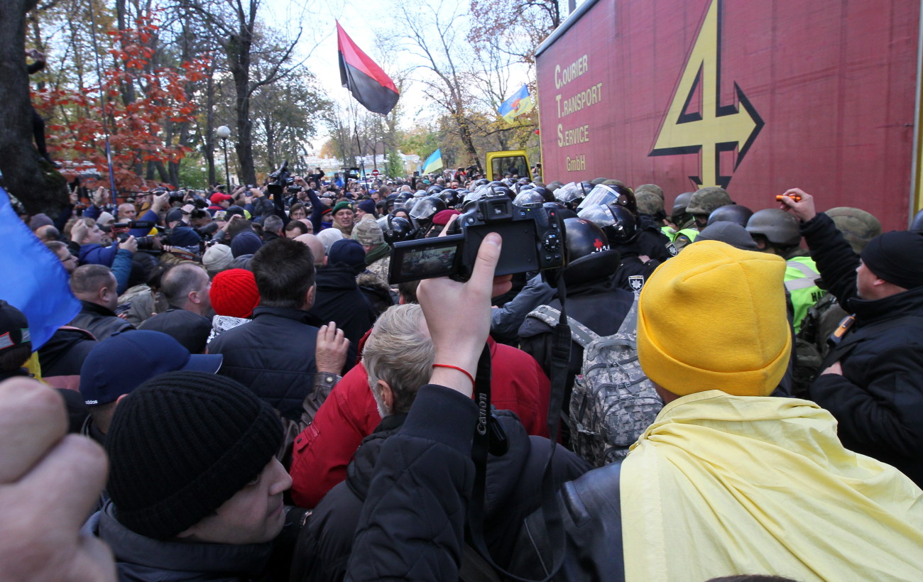 Митингующие устроили вече с потасовкой