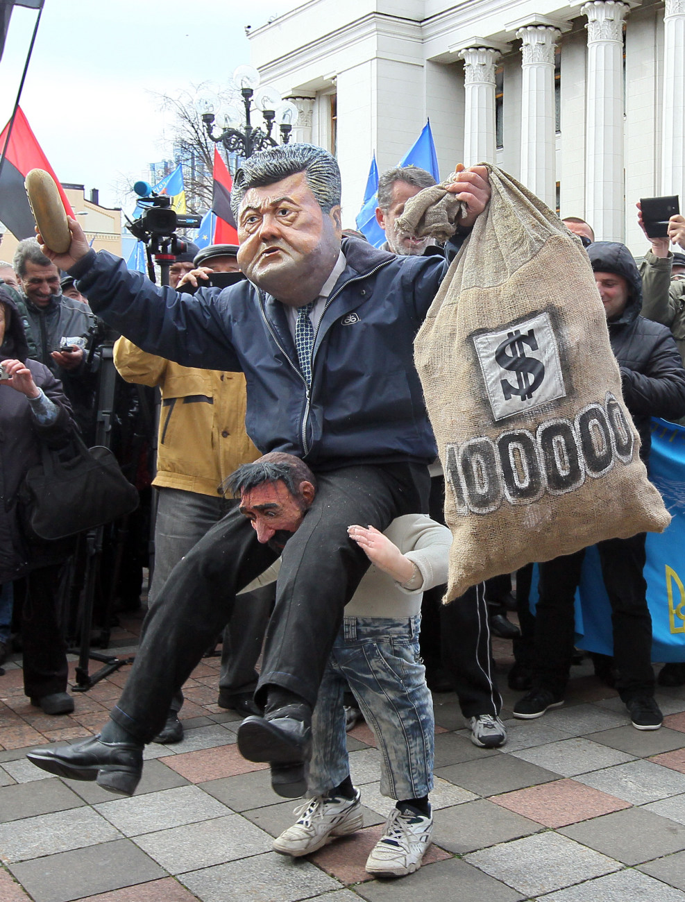 Митингующие устроили вече с потасовкой