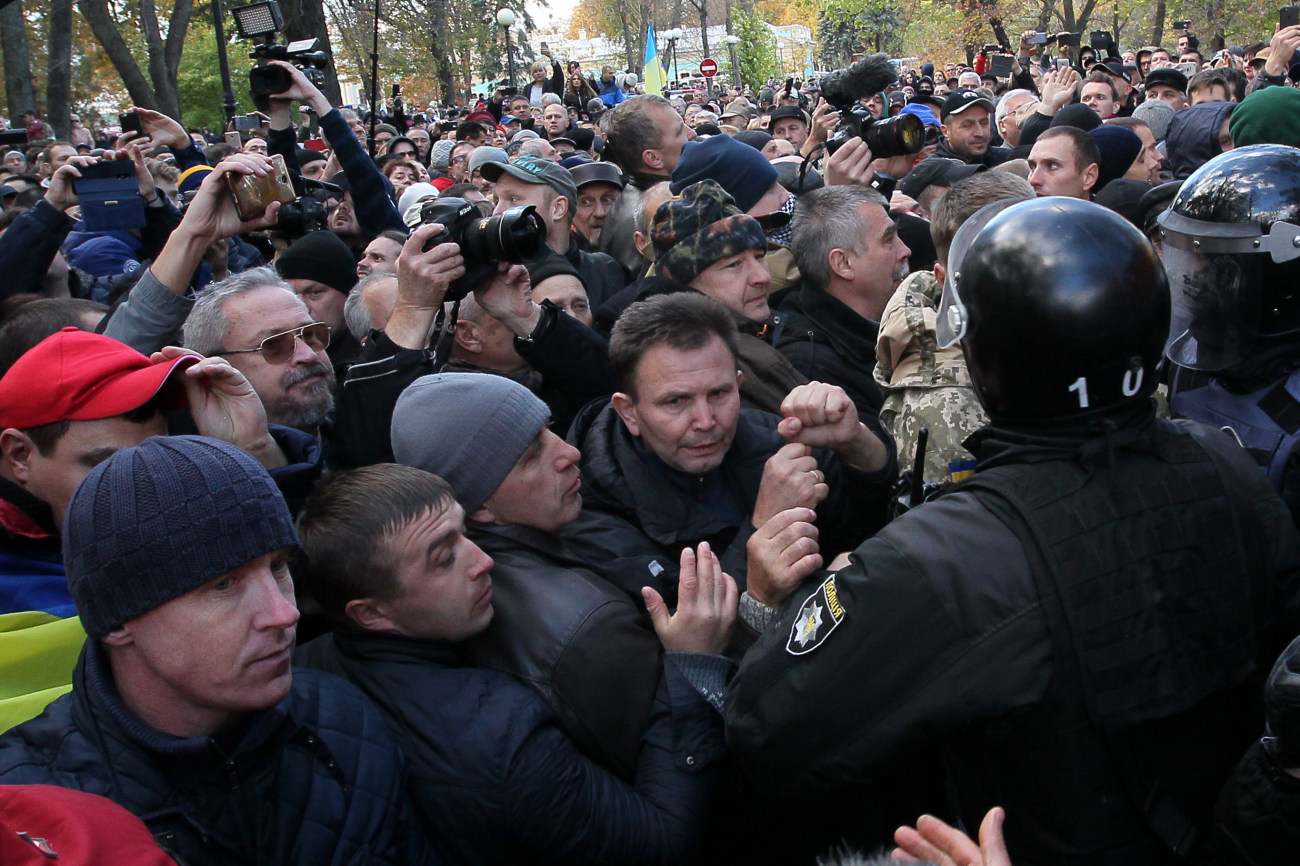 Митингующие устроили вече с потасовкой