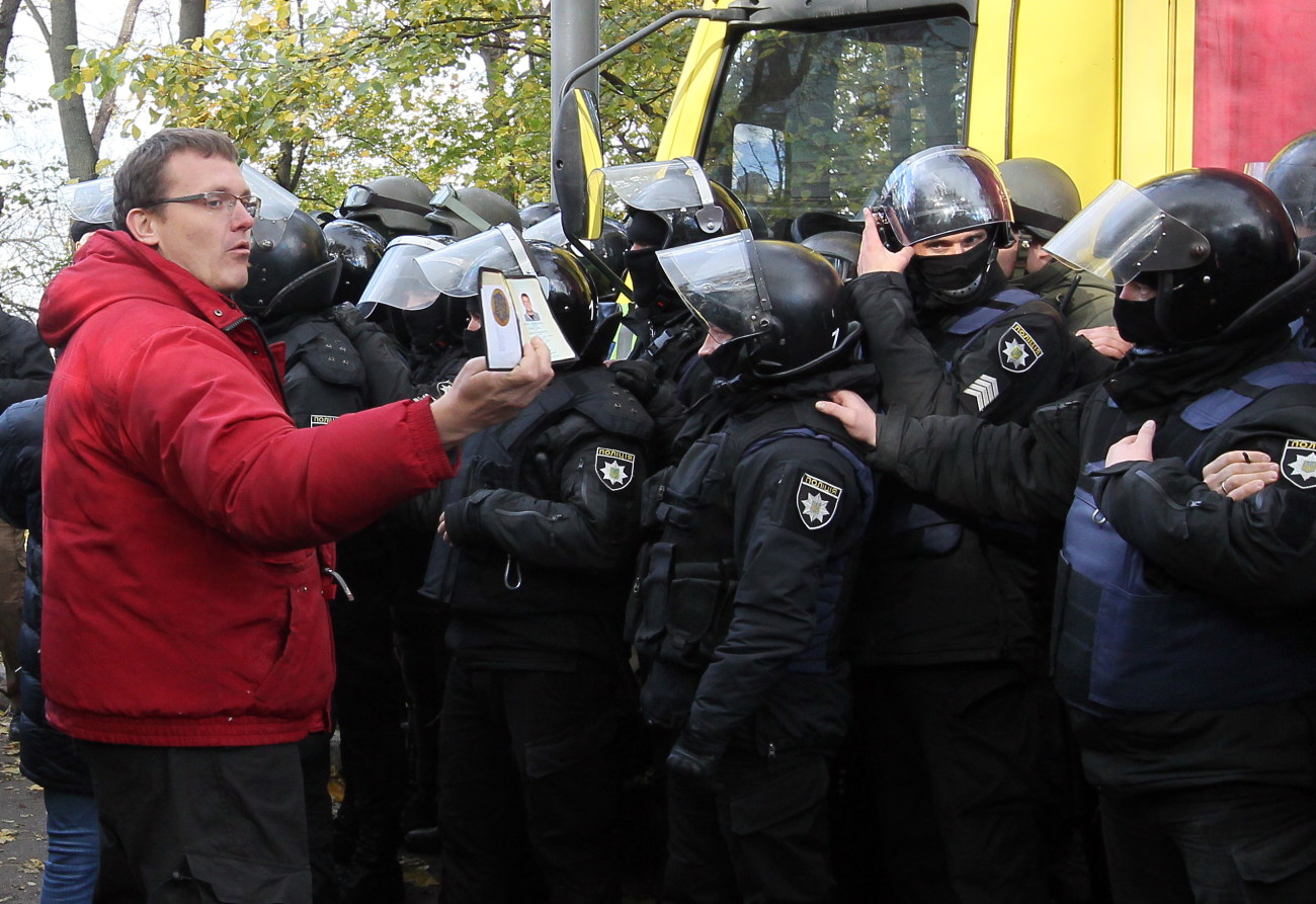 Митингующие устроили вече с потасовкой