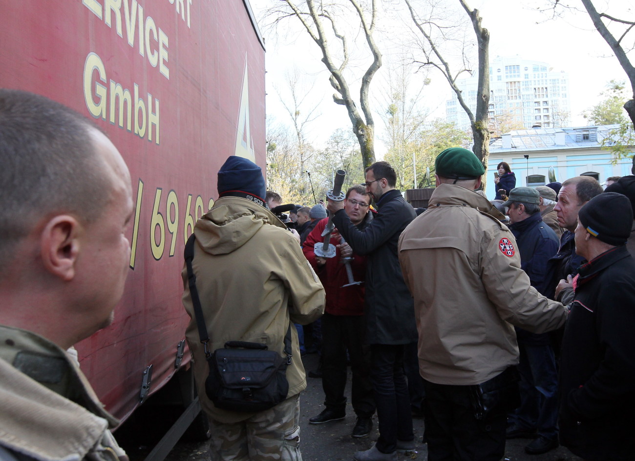 Митингующие устроили вече с потасовкой