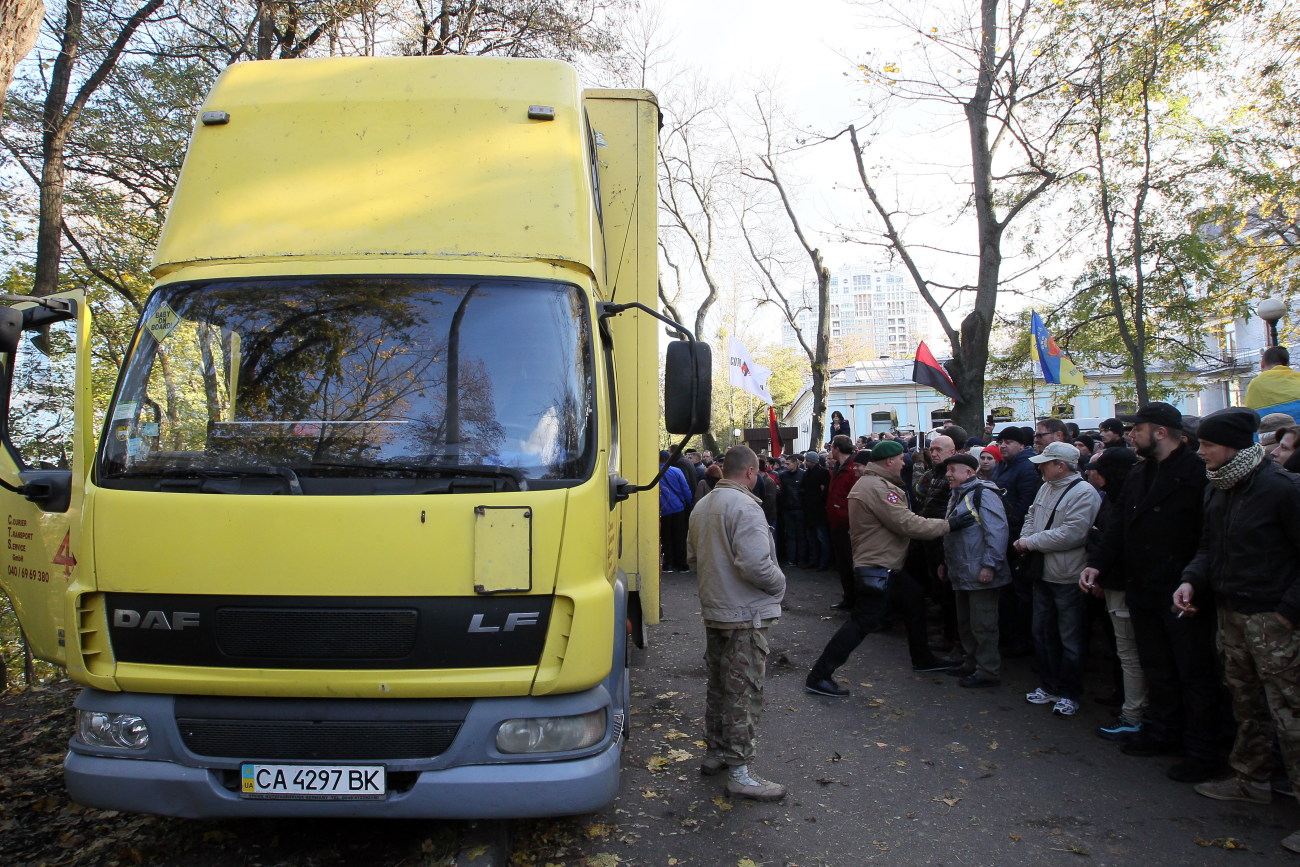 Митингующие устроили вече с потасовкой