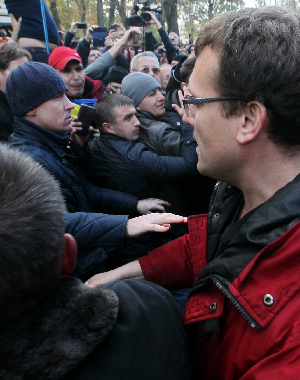 Митингующие устроили вече с потасовкой