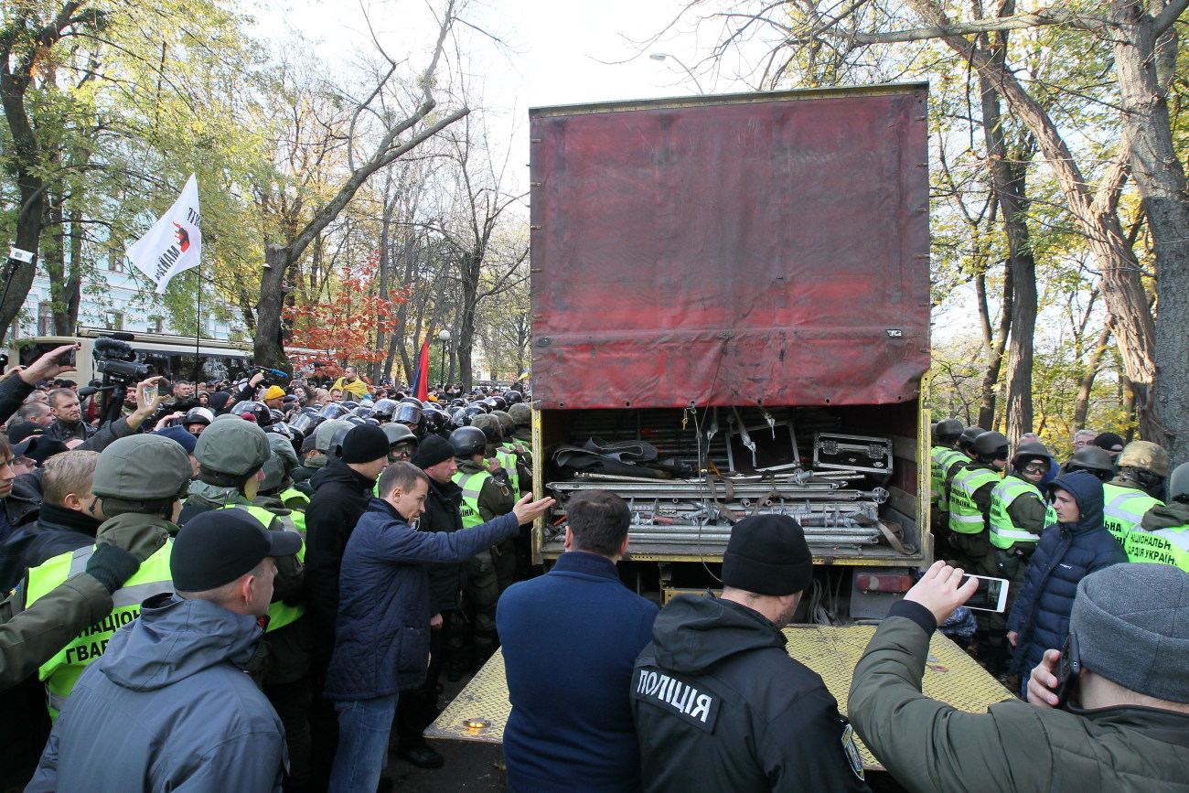 Митингующие устроили вече с потасовкой