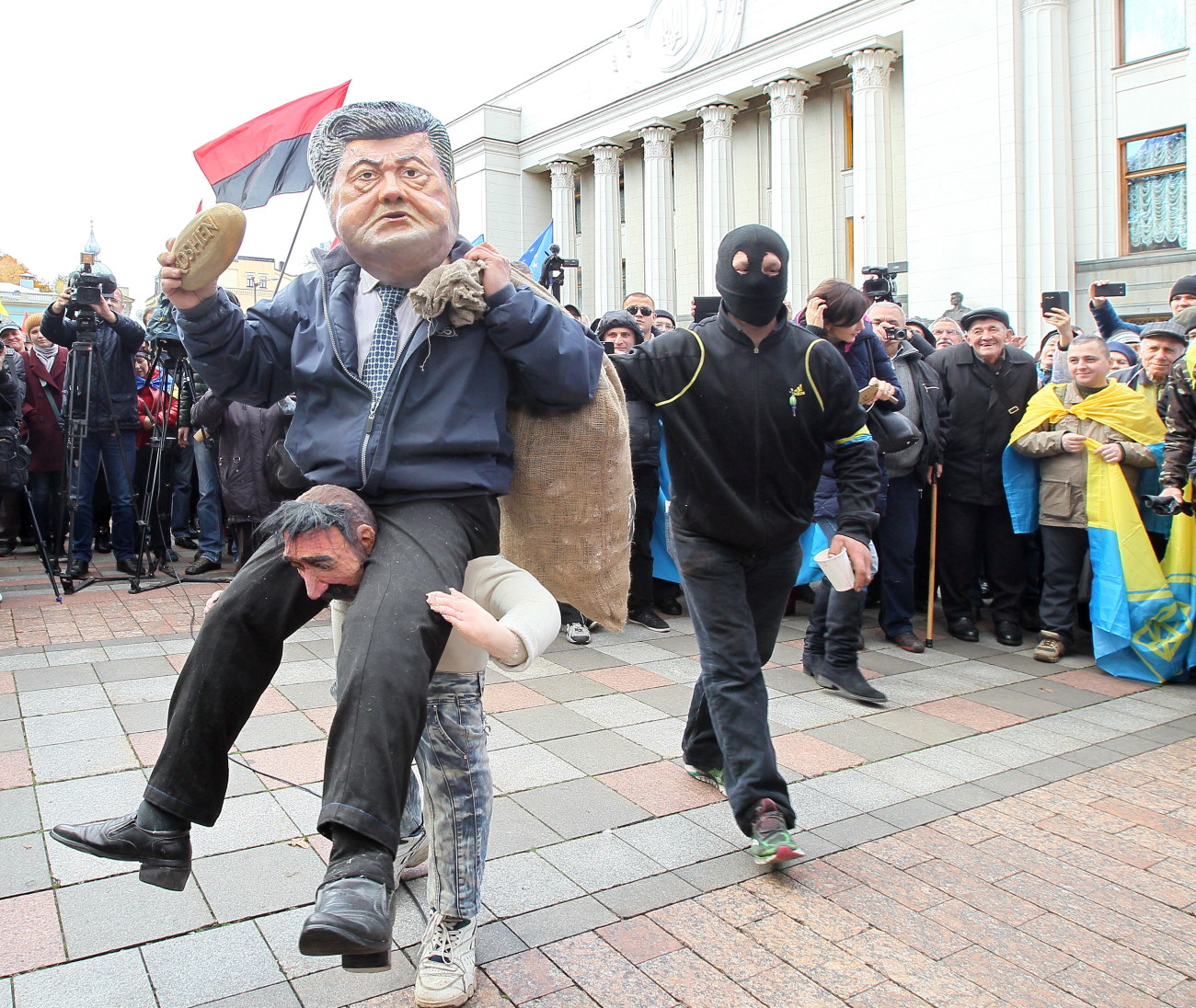 Митингующие устроили вече с потасовкой