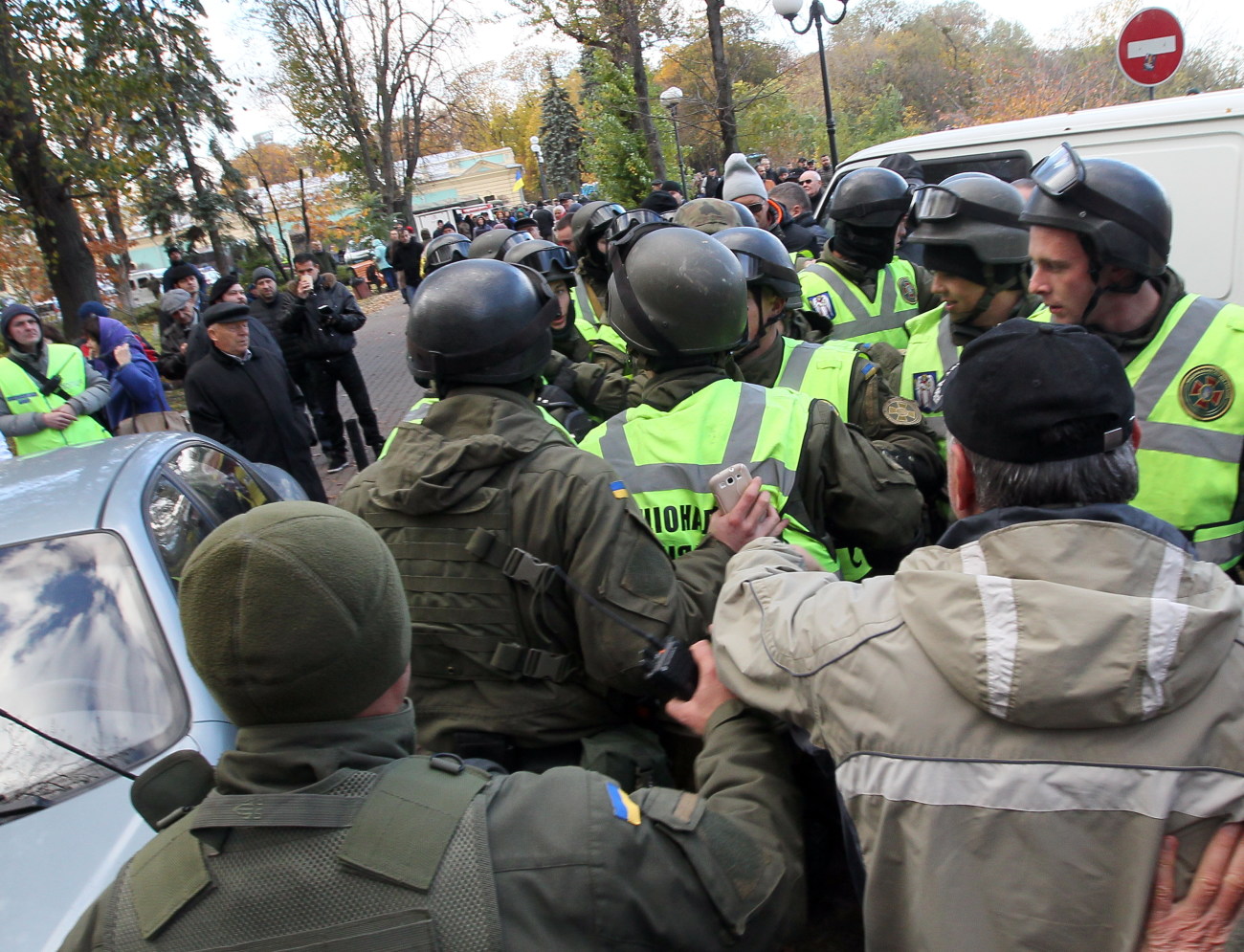 Митингующие устроили вече с потасовкой