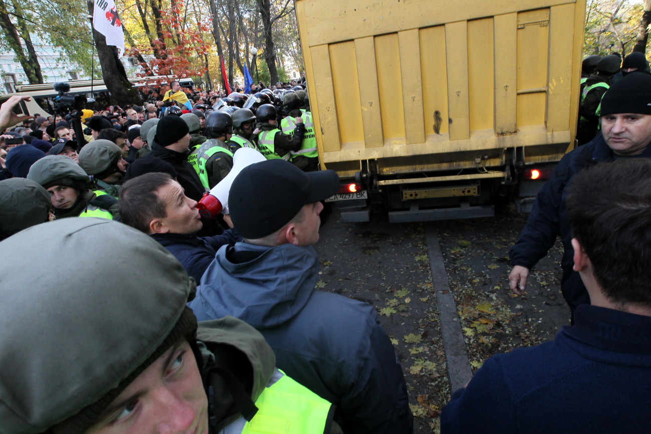 Митингующие устроили вече с потасовкой