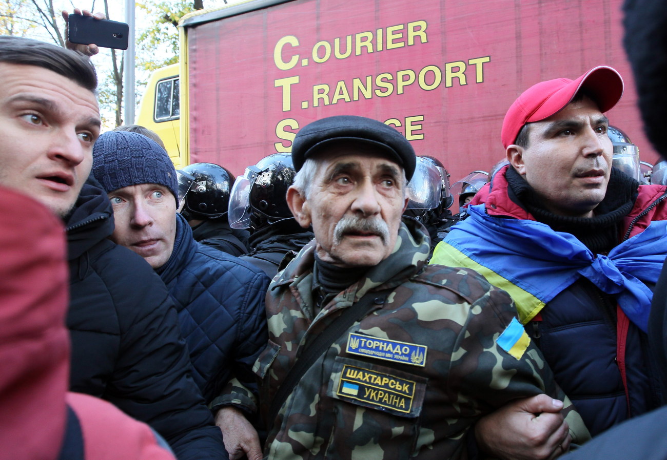 Митингующие устроили вече с потасовкой