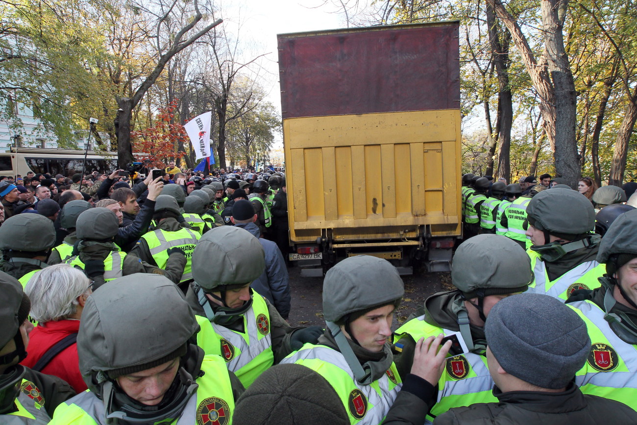 Митингующие устроили вече с потасовкой