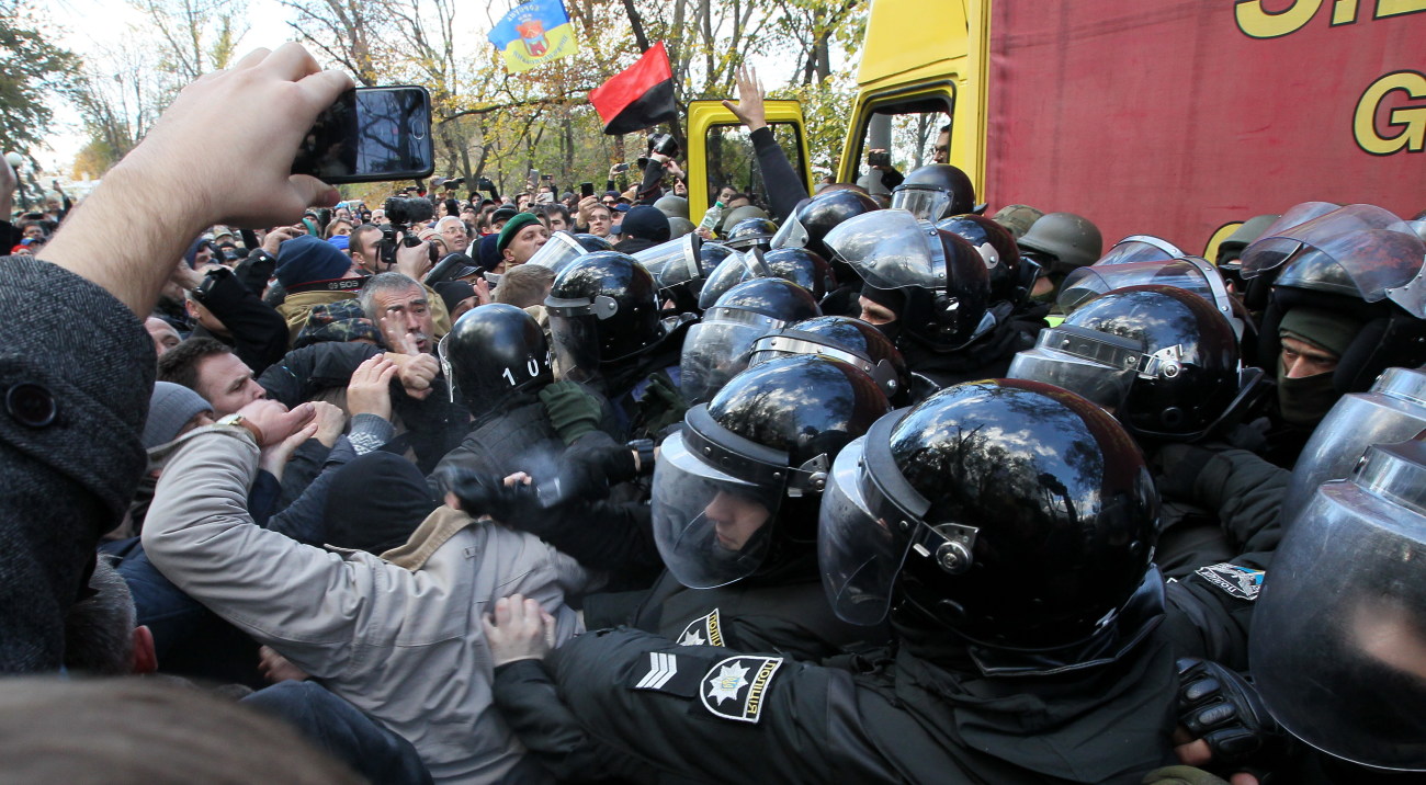 Митингующие устроили вече с потасовкой