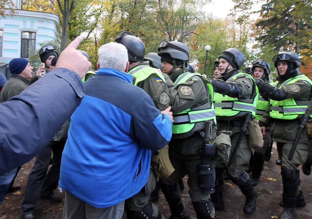 Митингующие устроили вече с потасовкой