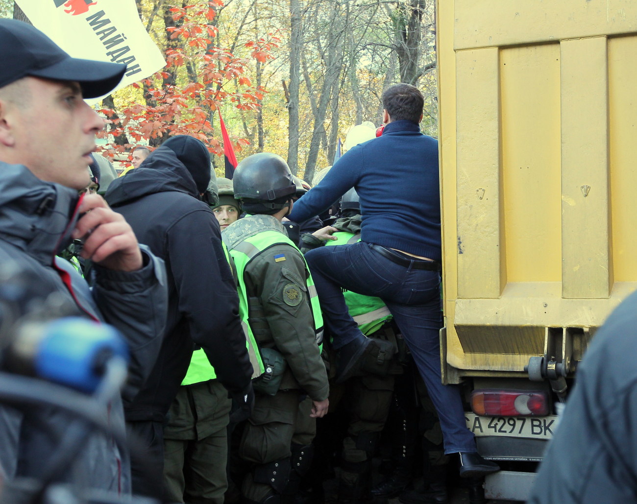 Митингующие устроили вече с потасовкой