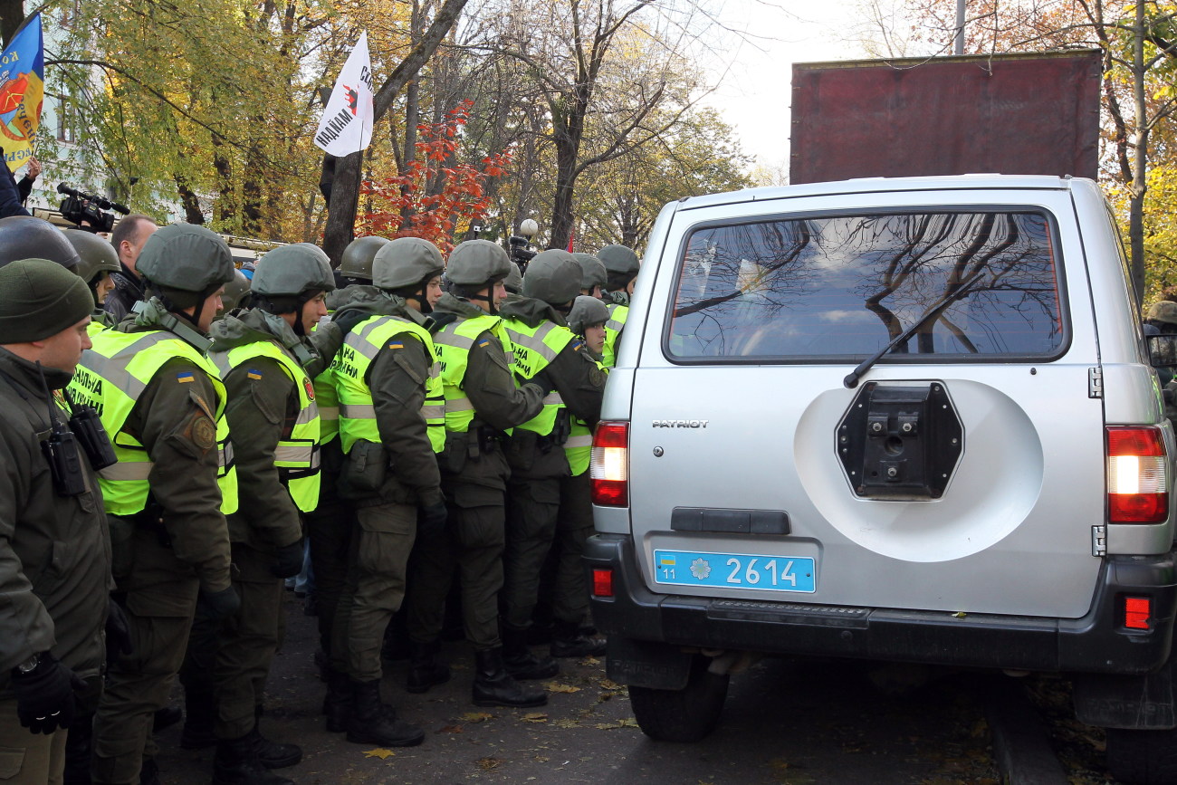 Митингующие устроили вече с потасовкой