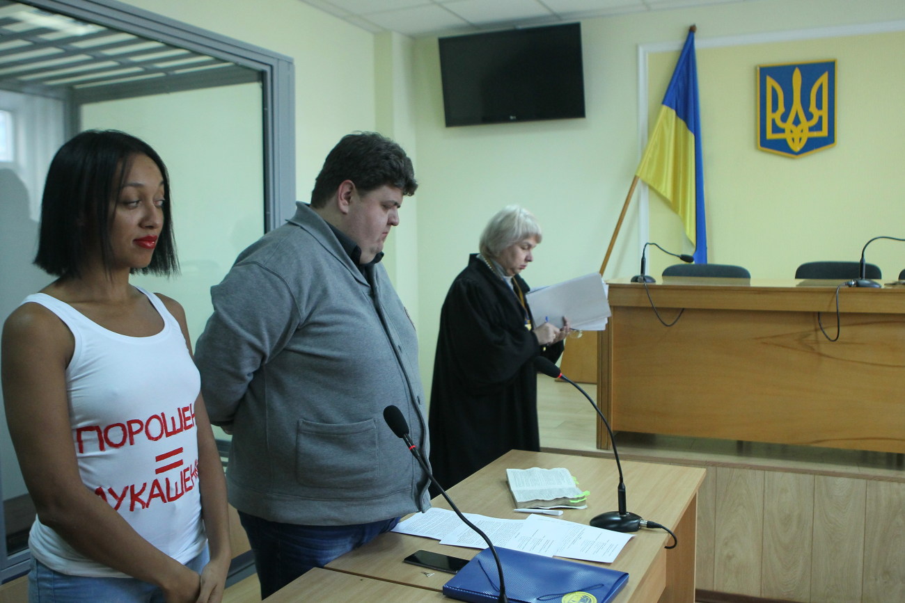 В суд активистка FEMEN пришла с надписью &#171;Порошенко=Лукашенко&#187;