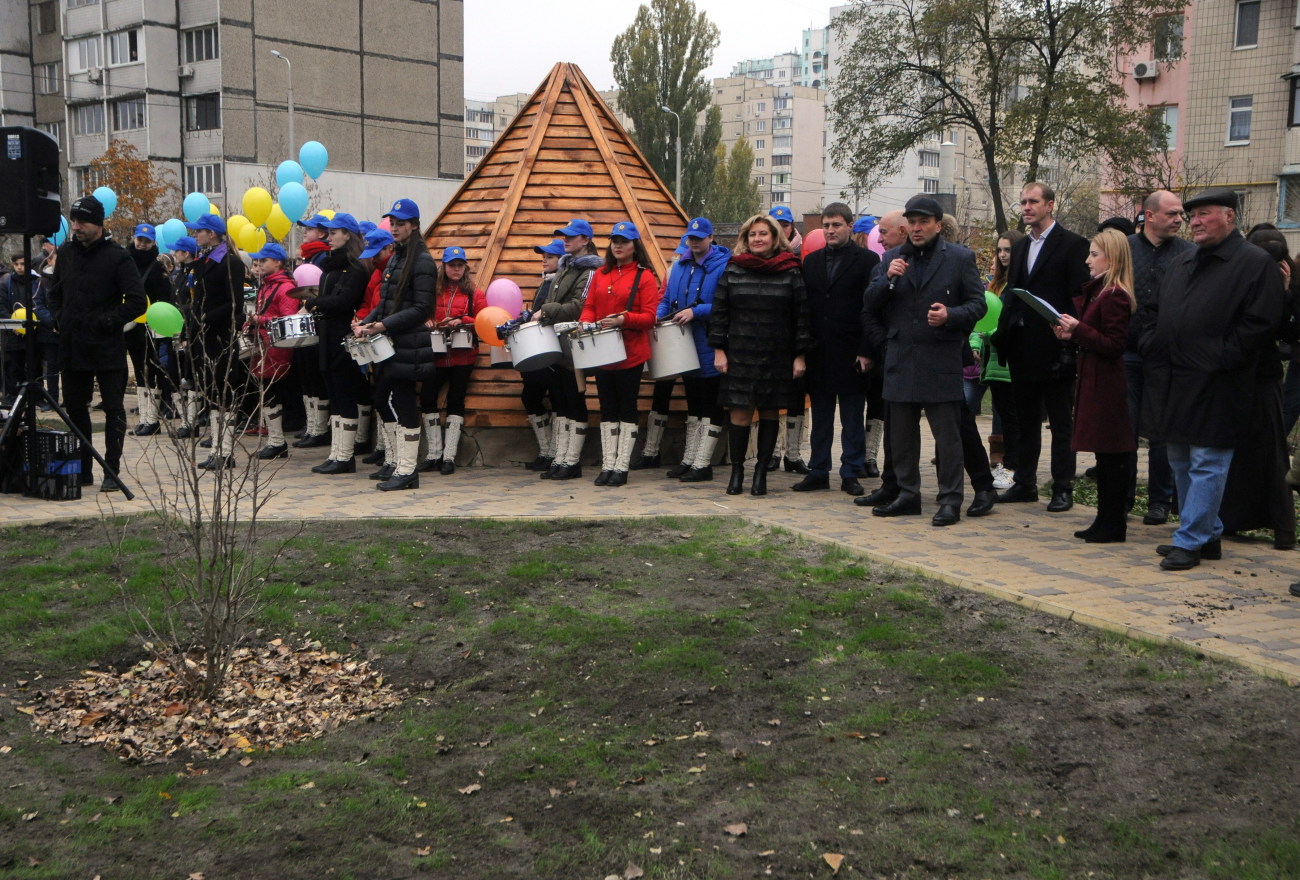 В Киеве открыли еще один сквер