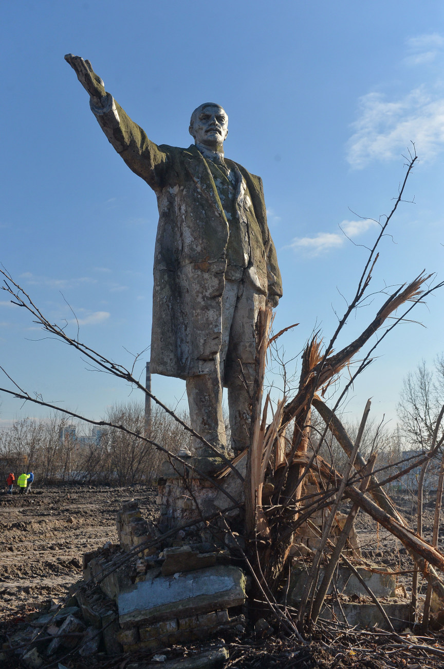 Рабочие не тронули последний в столице памятник Ленину