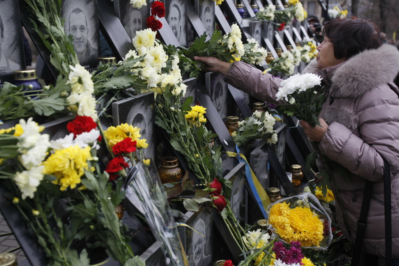 Четвертая годовщина Революции достоинства: люди несут цветы, чиновников нет