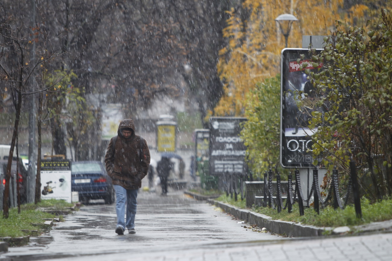 Украинцы провожают осень снегом и гололедицей
