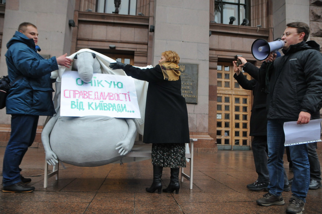Под стенами КГГА активисты требовали справедливости от ЖЕКов и мэрии