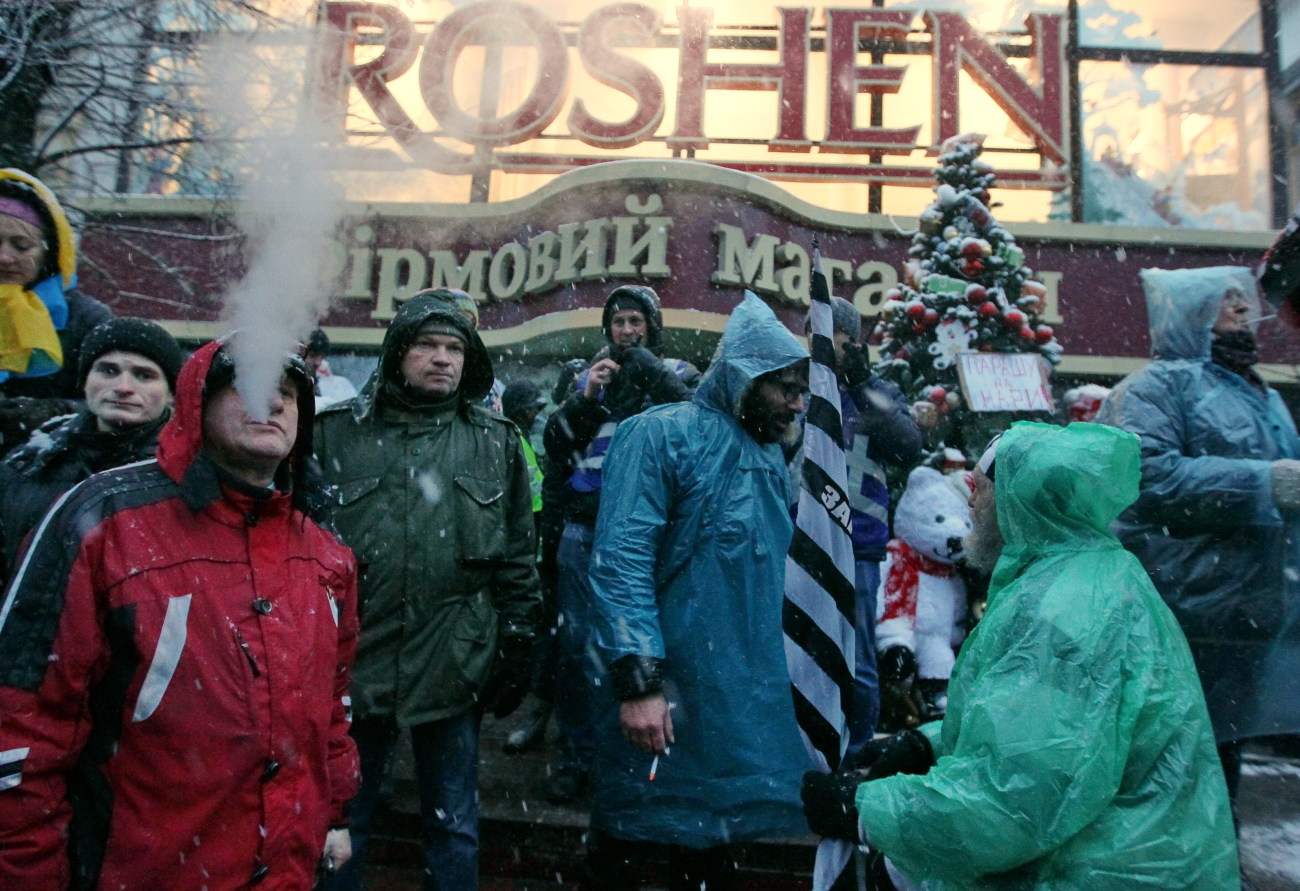 Сторонники Саакашвили разбили витрину Roshen возле изолятора СБУ