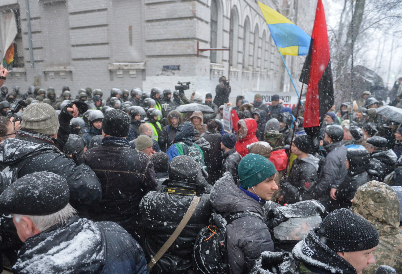 Сторонники Саакашвили разбили витрину Roshen возле изолятора СБУ