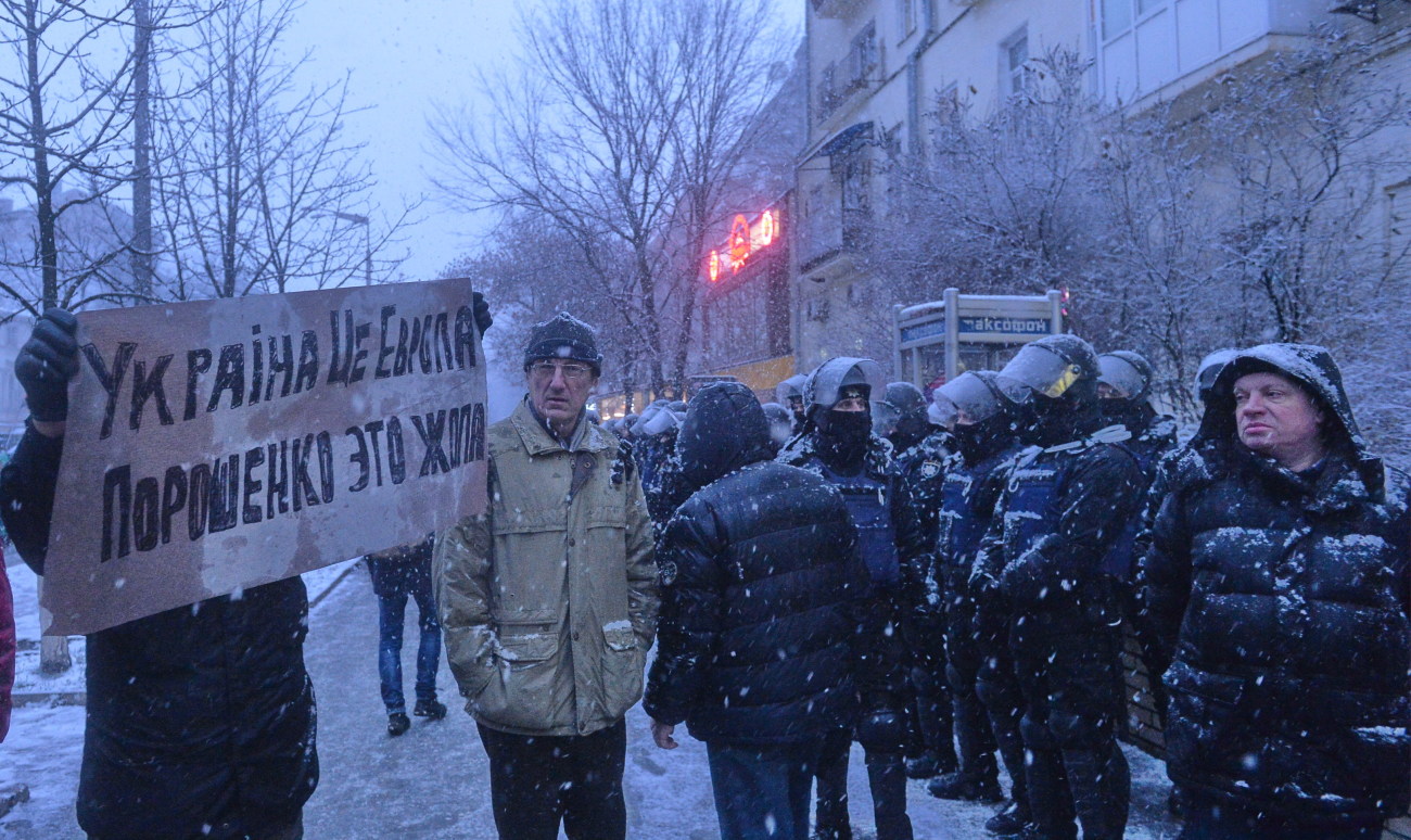 Сторонники Саакашвили разбили витрину Roshen возле изолятора СБУ