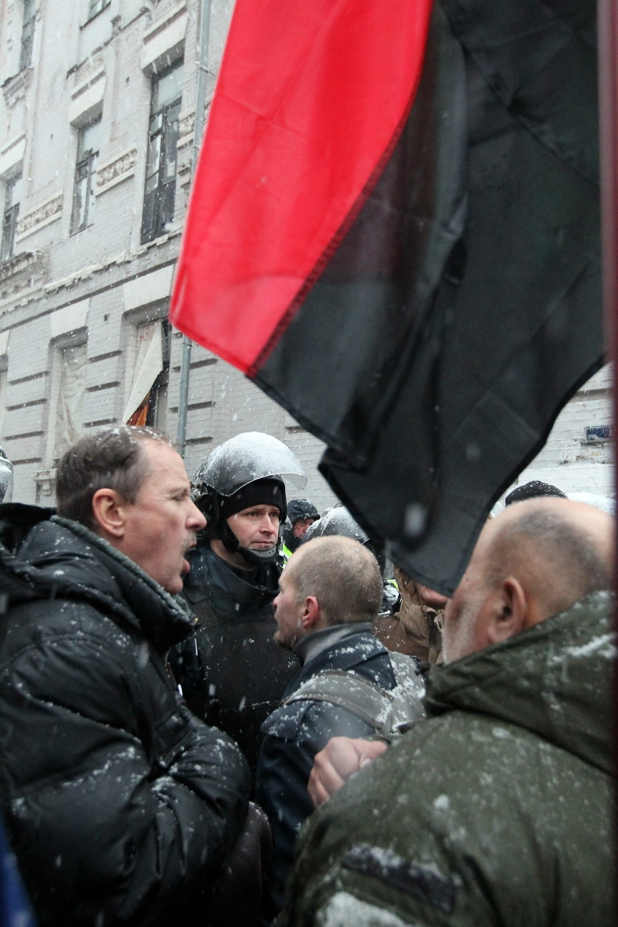 Сторонники Саакашвили разбили витрину Roshen возле изолятора СБУ