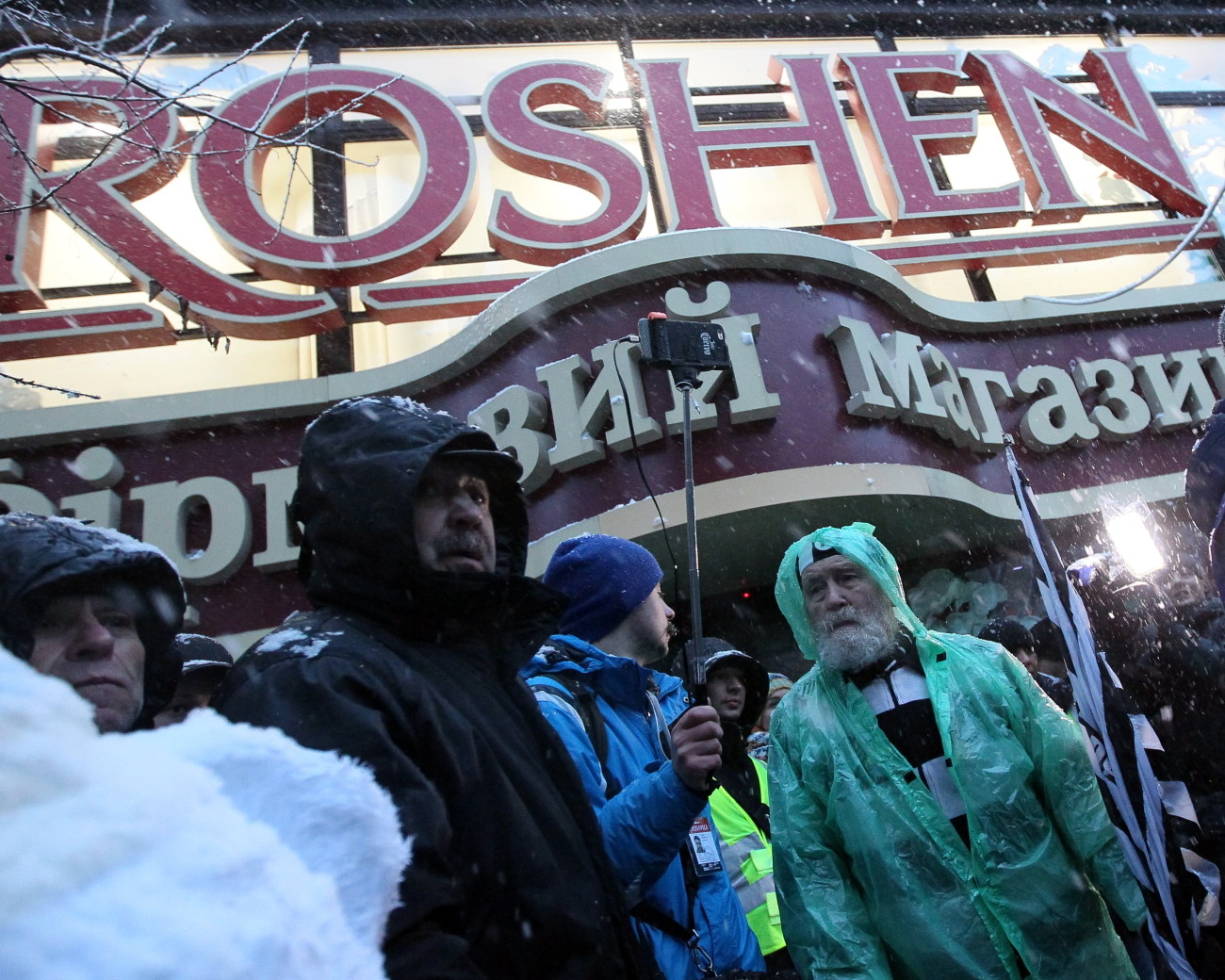 Сторонники Саакашвили разбили витрину Roshen возле изолятора СБУ