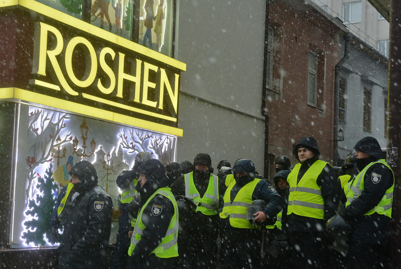 Сторонники Саакашвили разбили витрину Roshen возле изолятора СБУ