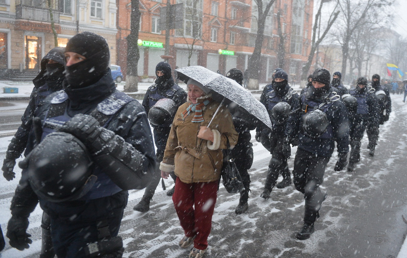 Сторонники Саакашвили разбили витрину Roshen возле изолятора СБУ