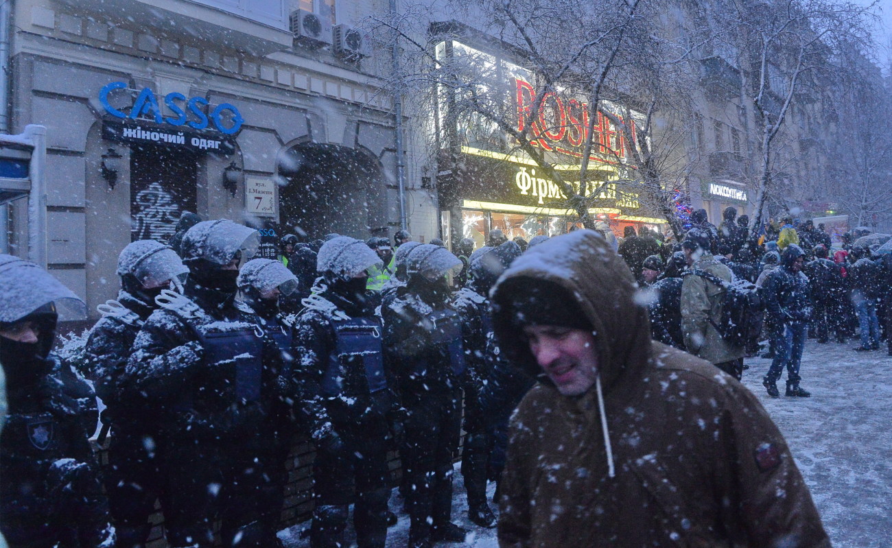 Сторонники Саакашвили разбили витрину Roshen возле изолятора СБУ