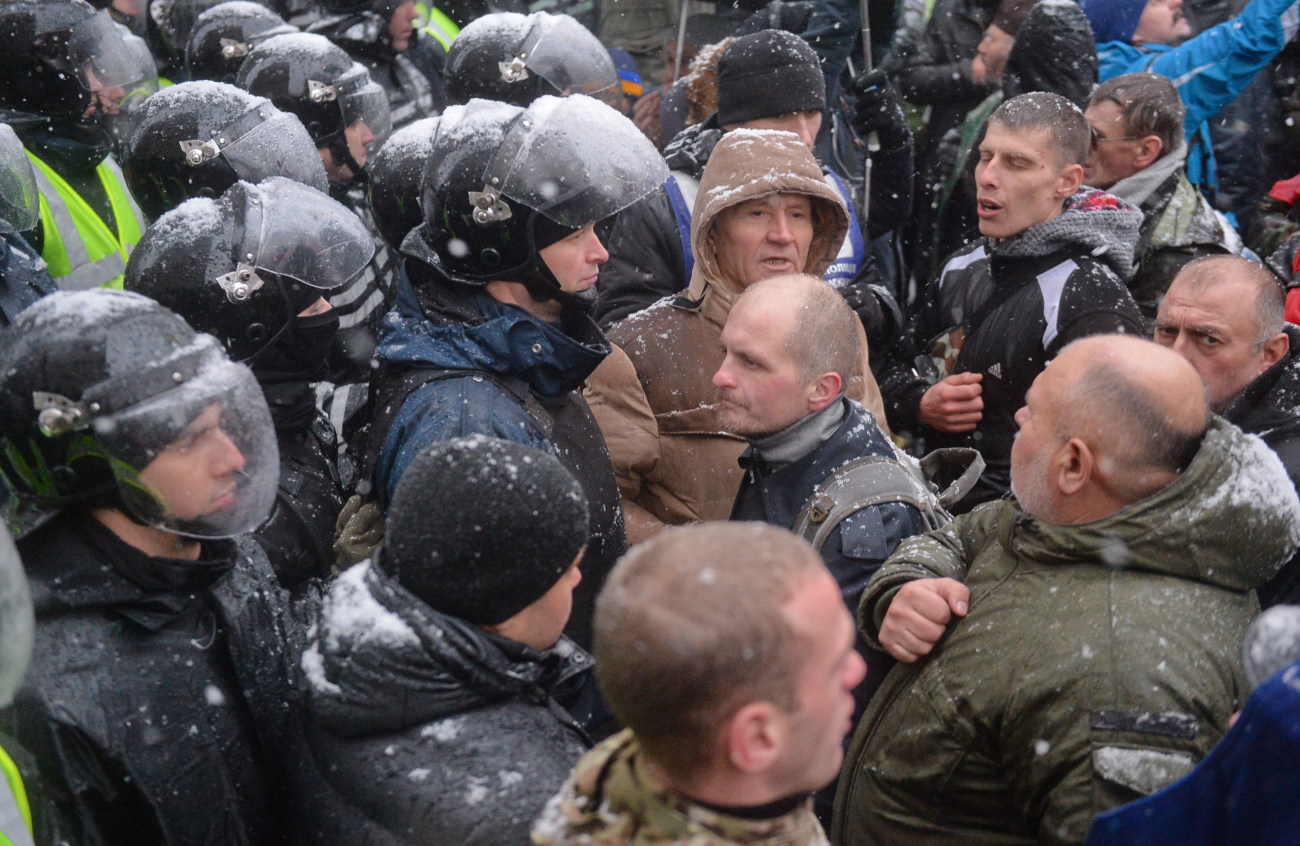 Сторонники Саакашвили разбили витрину Roshen возле изолятора СБУ