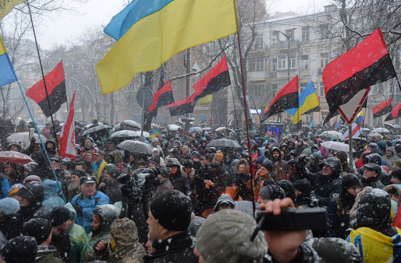 Сторонники Саакашвили разбили витрину Roshen возле изолятора СБУ