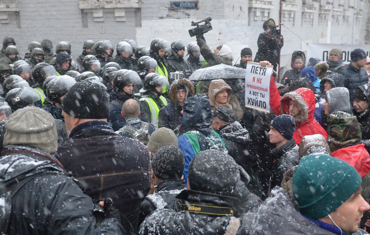 Сторонники Саакашвили разбили витрину Roshen возле изолятора СБУ
