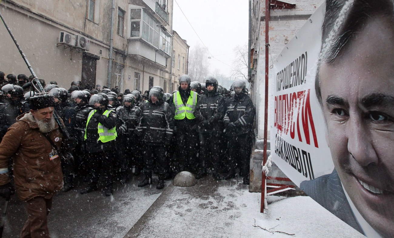 Сторонники Саакашвили разбили витрину Roshen возле изолятора СБУ